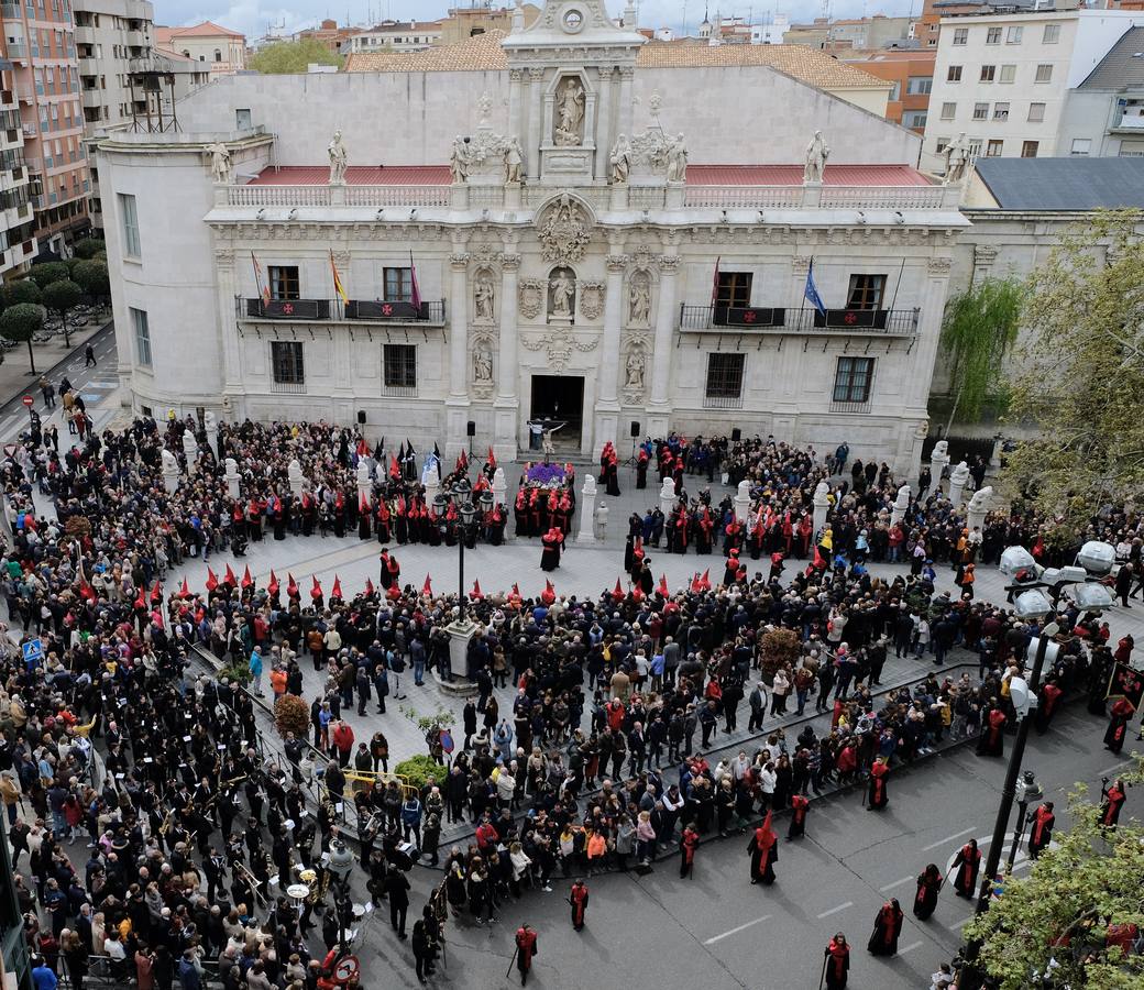 Los cofrades de la Hermandad Universitaria han acortado el recorrido, tratando de buscar la Catedral lo antes posible ante el riesgo de precipitaciones