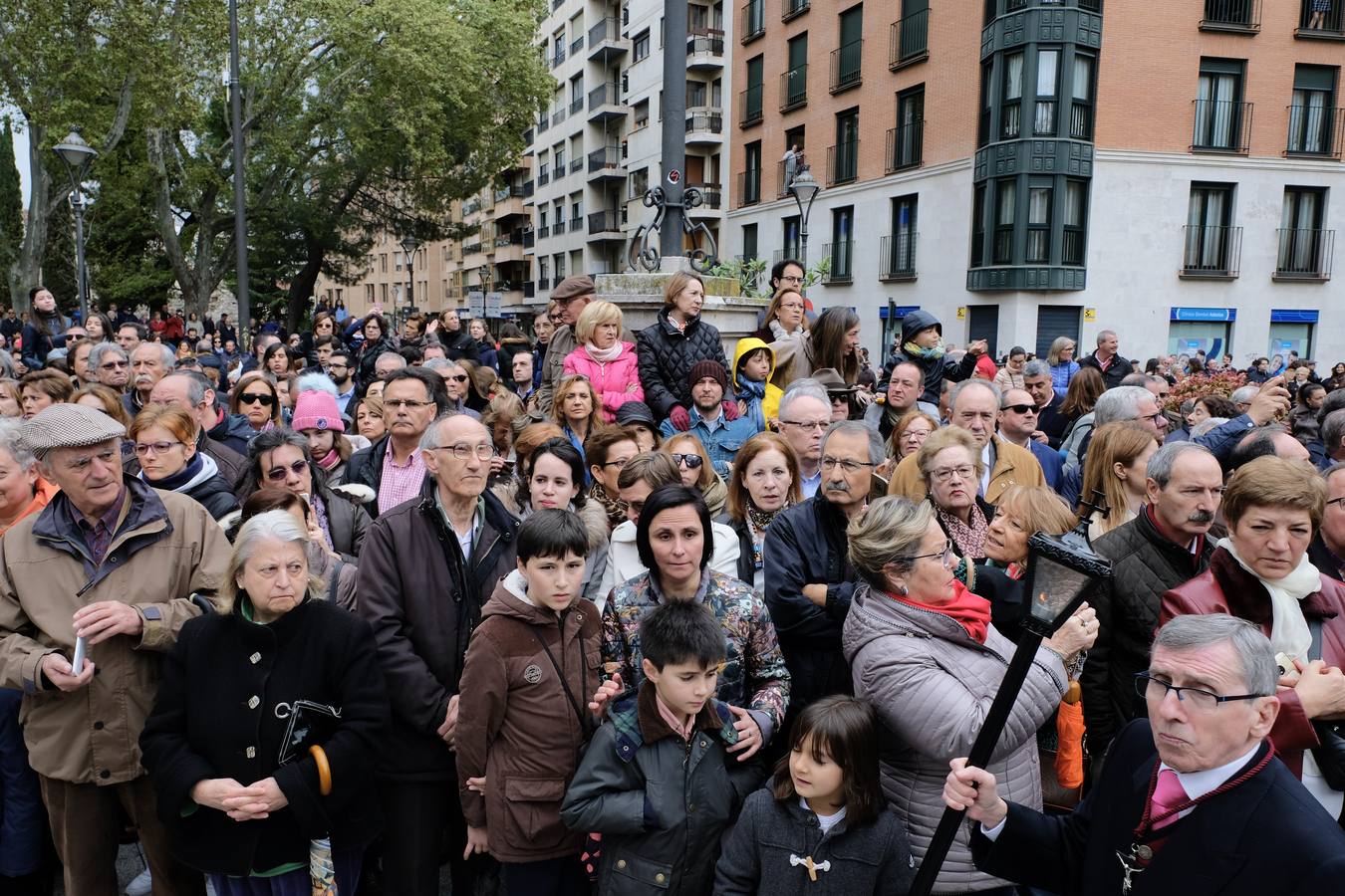 Los cofrades de la Hermandad Universitaria han acortado el recorrido, tratando de buscar la Catedral lo antes posible ante el riesgo de precipitaciones