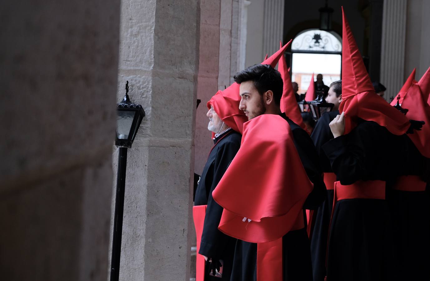 Los cofrades de la Hermandad Universitaria han acortado el recorrido, tratando de buscar la Catedral lo antes posible ante el riesgo de precipitaciones