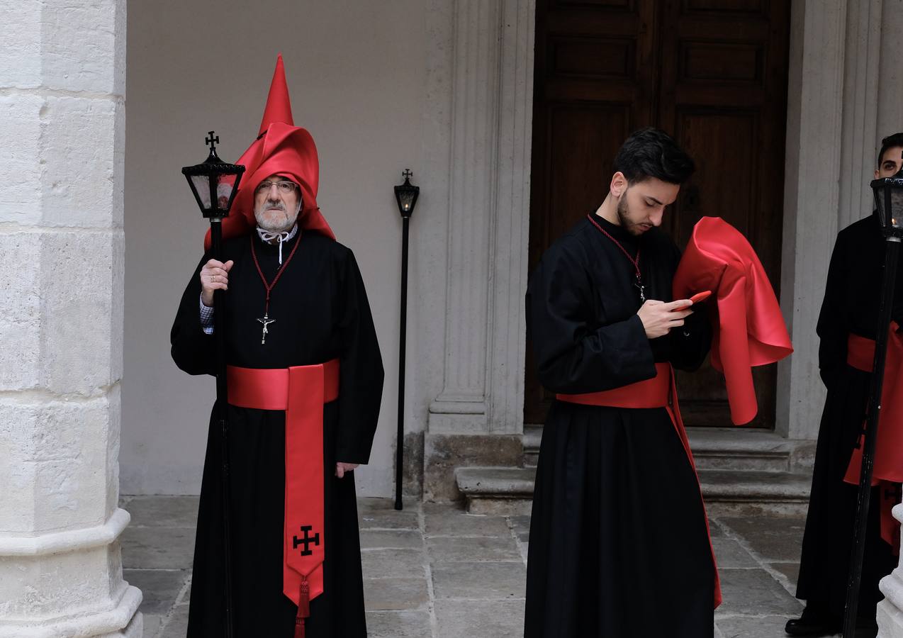 Los cofrades de la Hermandad Universitaria han acortado el recorrido, tratando de buscar la Catedral lo antes posible ante el riesgo de precipitaciones