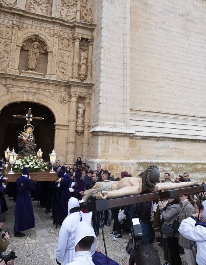 El Cristo del Amparo, portado a hombros, recorrió las calles de la localidad en solemne y devoto vía crucis, solo roto por los rezos de los fieles, que siguen al crucificado