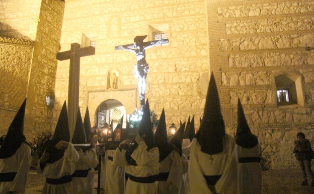 Los penitentes de la Vera Cruz dejan la imagen del Cristo de la Fe en la parroquia de San Juan. F.G. MURIEL