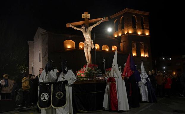 Las diferentes cofradías acompañan el vía crucis. 