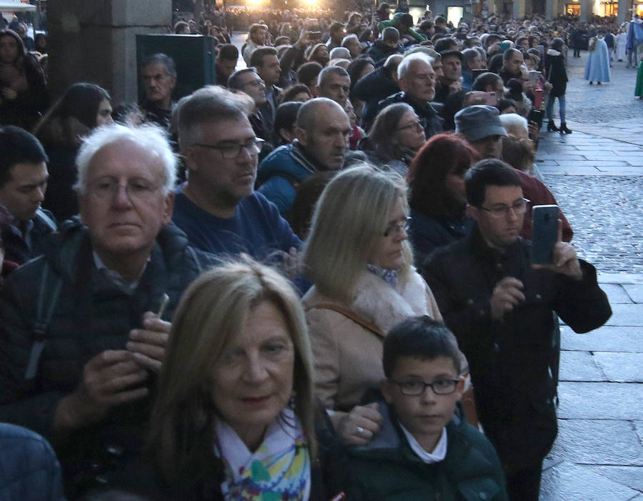 Fotos: Deslucida Procesión de los Pasos de Segovia por la ausencia de varias cofradías