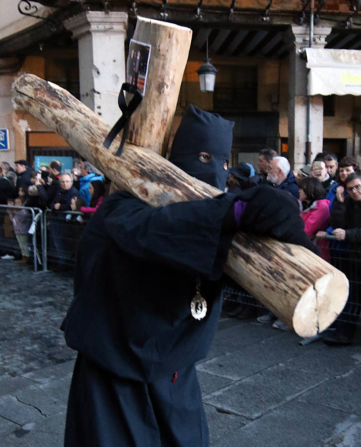 Fotos: Deslucida Procesión de los Pasos de Segovia por la ausencia de varias cofradías