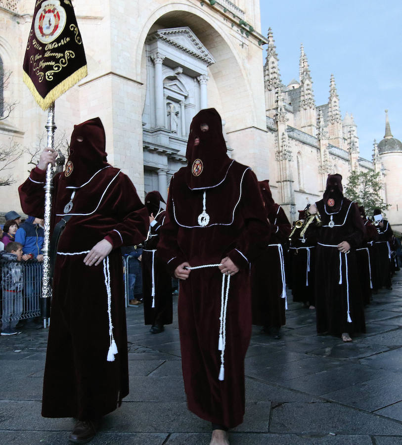 Fotos: Deslucida Procesión de los Pasos de Segovia por la ausencia de varias cofradías