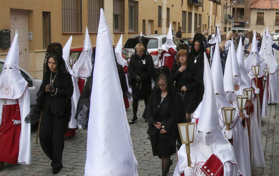 Fotos: Desfiles procesionales en la mañana del Viernes Santo