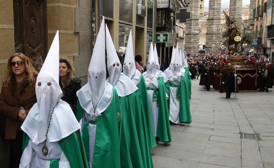 Fotos: Desfiles procesionales en la mañana del Viernes Santo