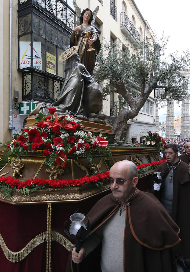 Fotos: Desfiles procesionales en la mañana del Viernes Santo