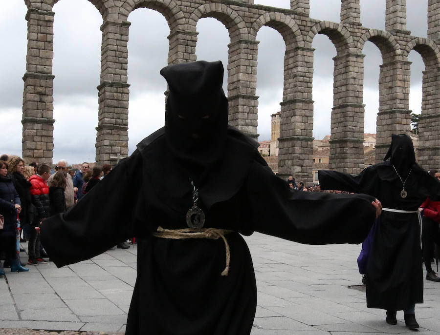 Fotos: Desfiles procesionales en la mañana del Viernes Santo