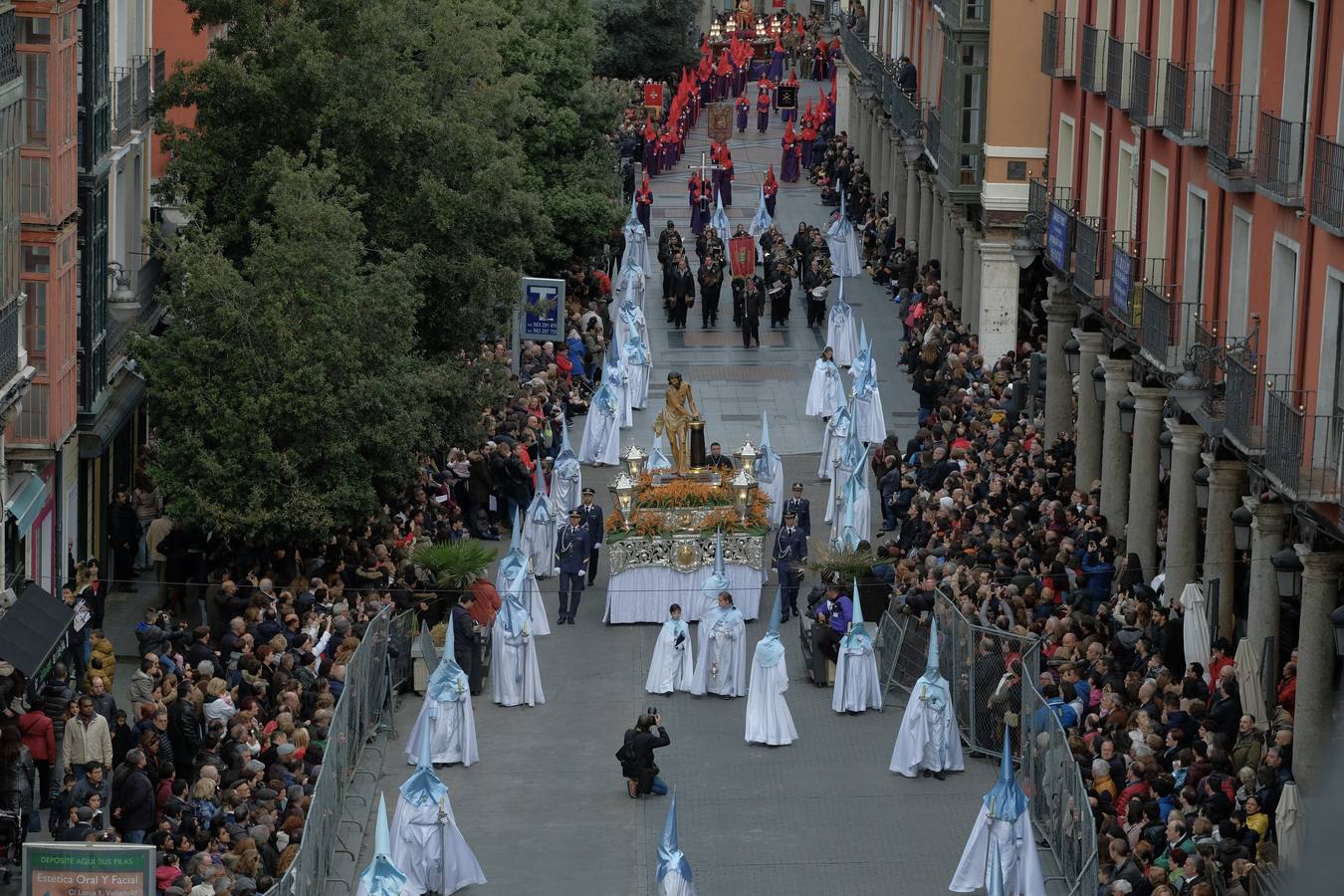 Jesús de la Esperanza y La Sagrada Cena encabezan la comitiva de 33 pasos alumbrados por las veinte hermandades de la capital