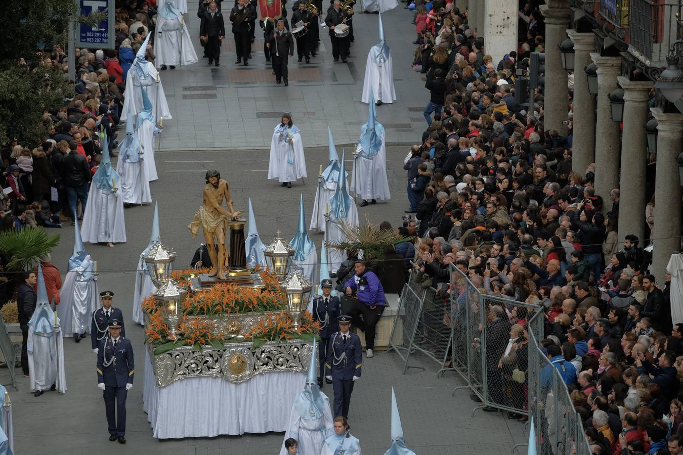 Jesús de la Esperanza y La Sagrada Cena encabezan la comitiva de 33 pasos alumbrados por las veinte hermandades de la capital