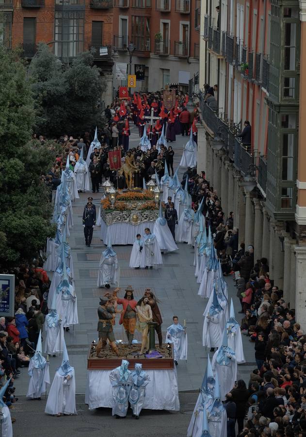 Jesús de la Esperanza y La Sagrada Cena encabezan la comitiva de 33 pasos alumbrados por las veinte hermandades de la capital