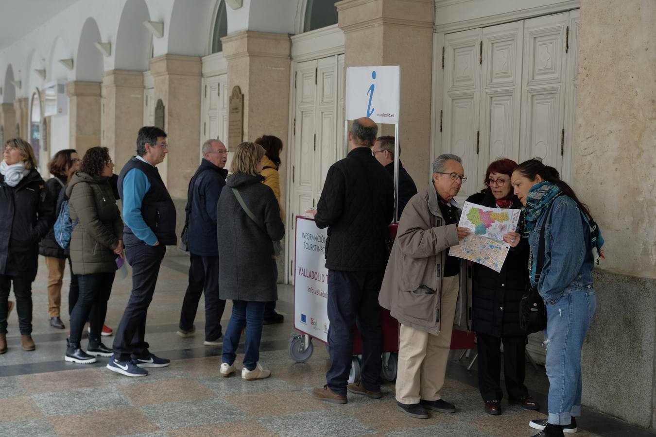 Jesús de la Esperanza y La Sagrada Cena encabezan la comitiva de 33 pasos alumbrados por las veinte hermandades de la capital