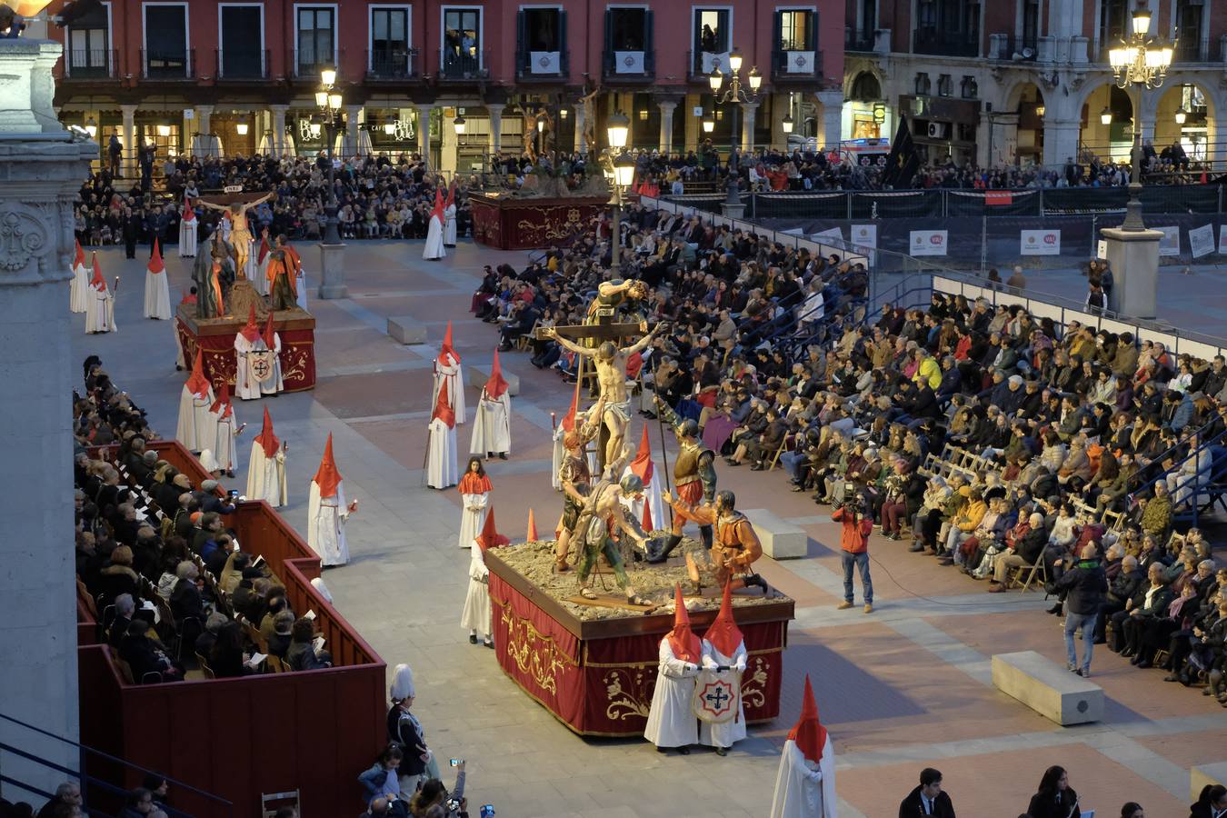 Jesús de la Esperanza y La Sagrada Cena encabezan la comitiva de 33 pasos alumbrados por las veinte hermandades de la capital