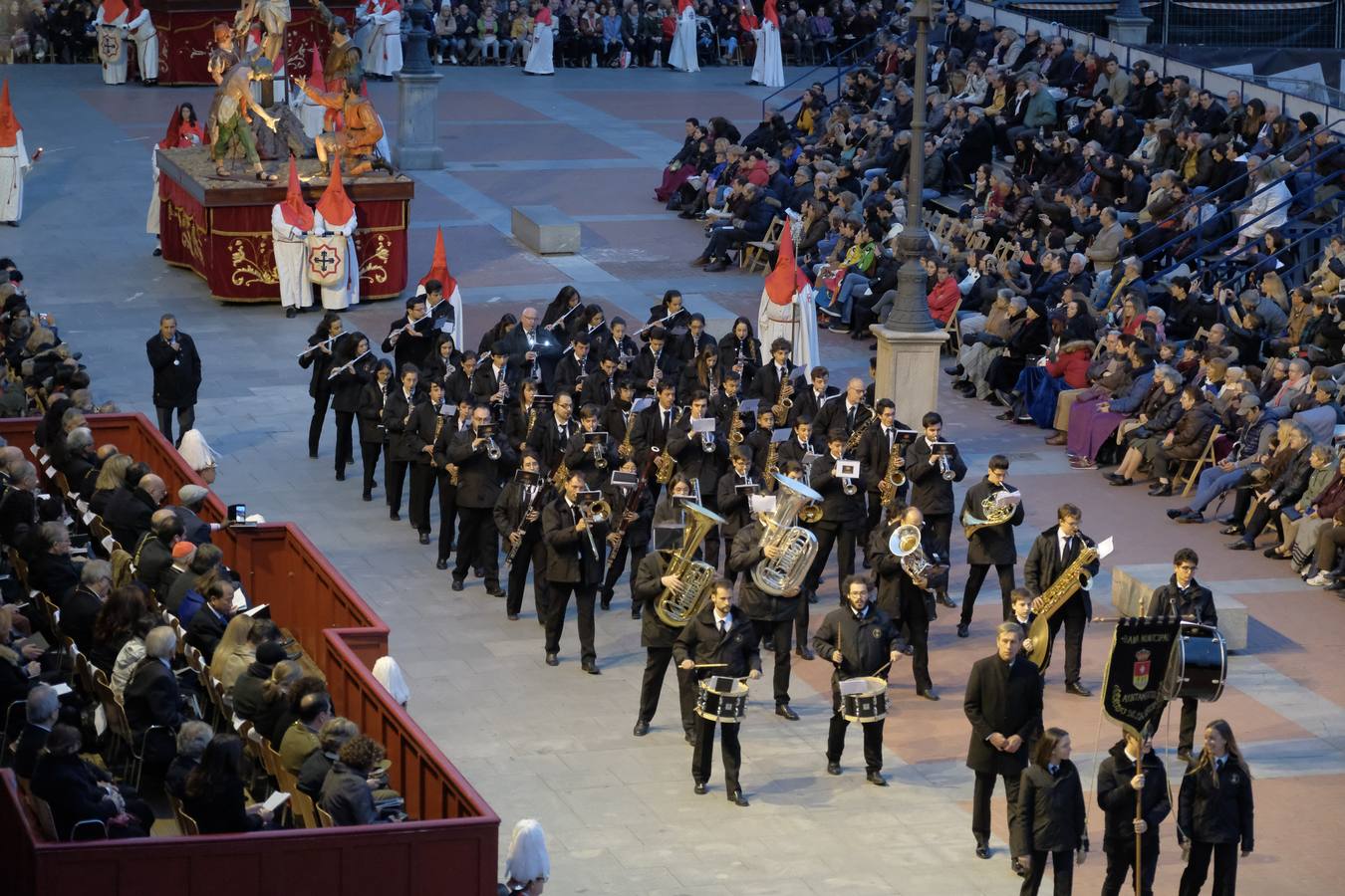 Jesús de la Esperanza y La Sagrada Cena encabezan la comitiva de 33 pasos alumbrados por las veinte hermandades de la capital
