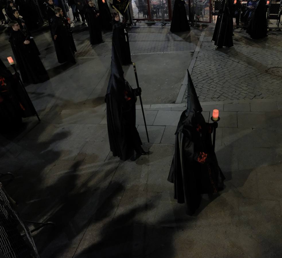 Jesús de la Esperanza y La Sagrada Cena encabezan la comitiva de 33 pasos alumbrados por las veinte hermandades de la capital