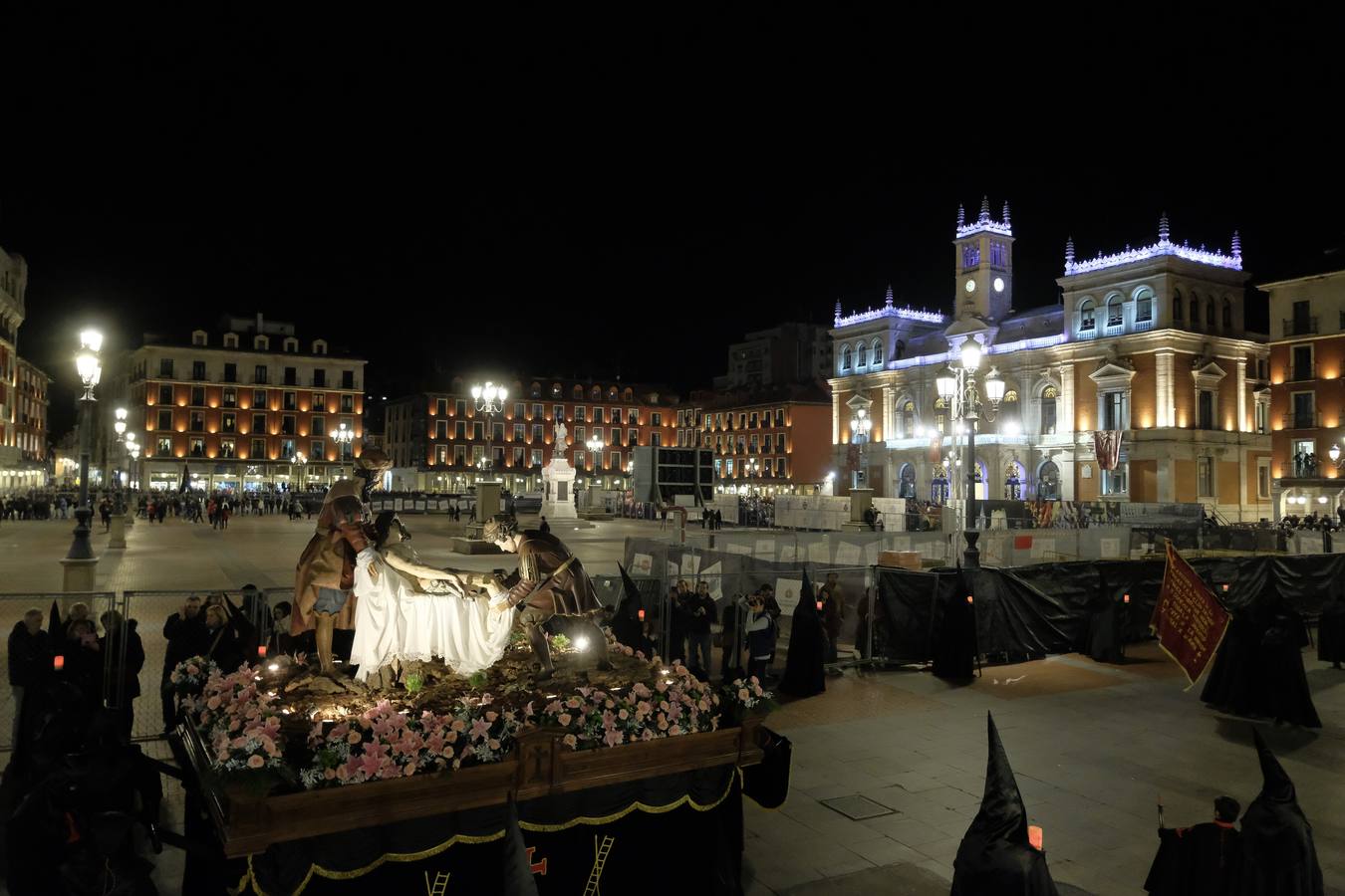 Jesús de la Esperanza y La Sagrada Cena encabezan la comitiva de 33 pasos alumbrados por las veinte hermandades de la capital