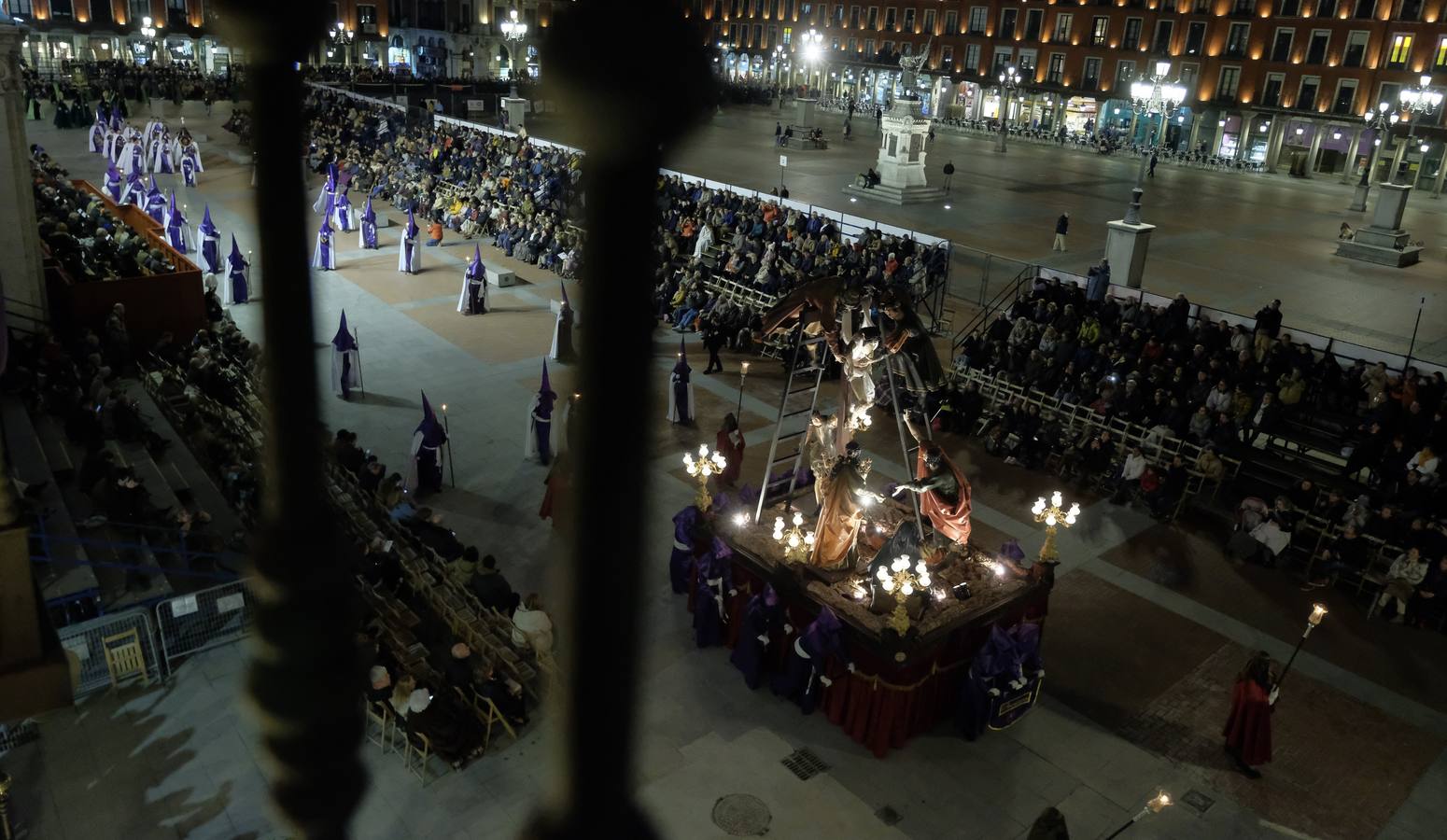 Jesús de la Esperanza y La Sagrada Cena encabezan la comitiva de 33 pasos alumbrados por las veinte hermandades de la capital