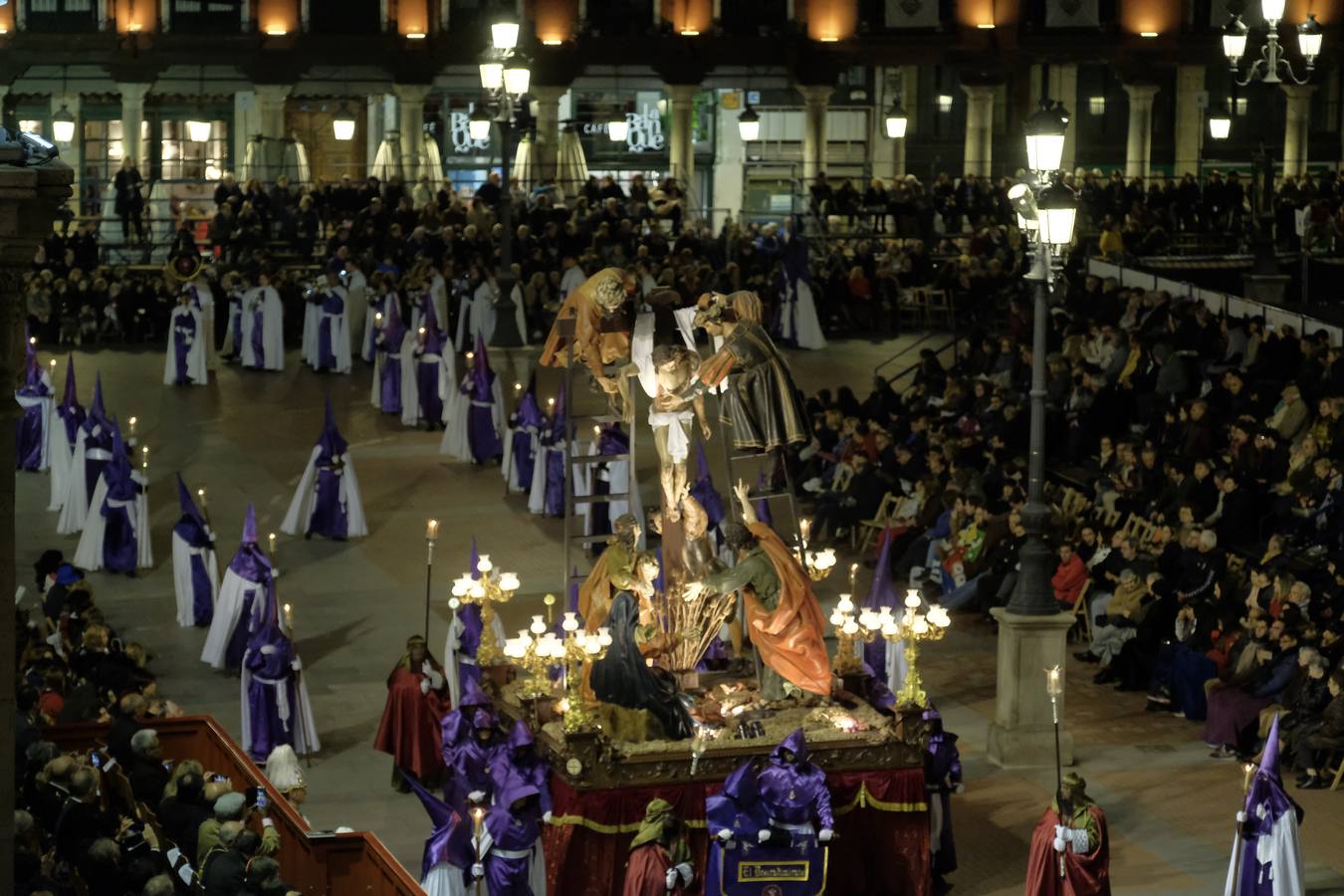 Jesús de la Esperanza y La Sagrada Cena encabezan la comitiva de 33 pasos alumbrados por las veinte hermandades de la capital