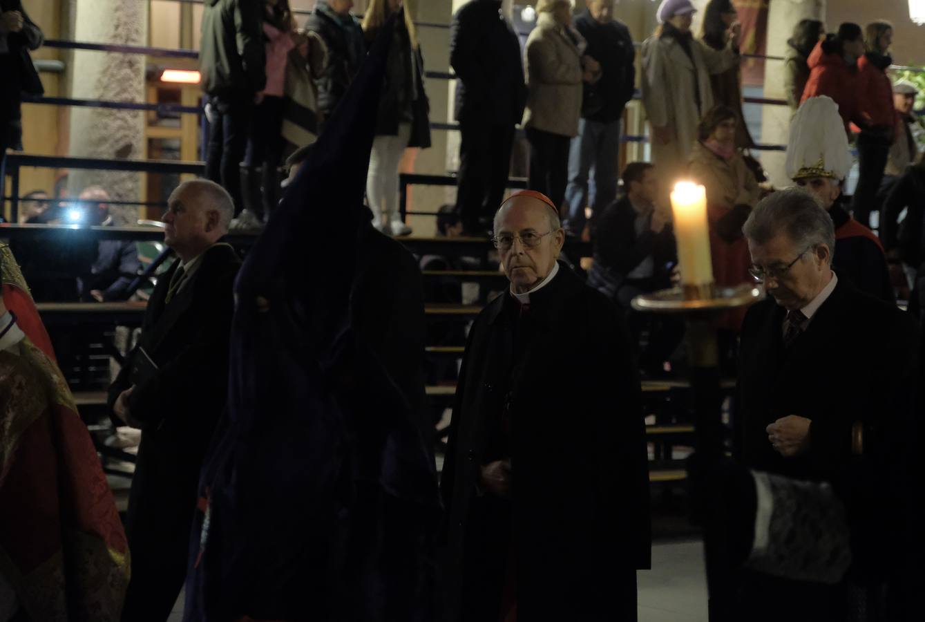 Jesús de la Esperanza y La Sagrada Cena encabezan la comitiva de 33 pasos alumbrados por las veinte hermandades de la capital