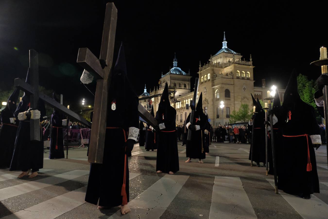 Jesús de la Esperanza y La Sagrada Cena encabezan la comitiva de 33 pasos alumbrados por las veinte hermandades de la capital