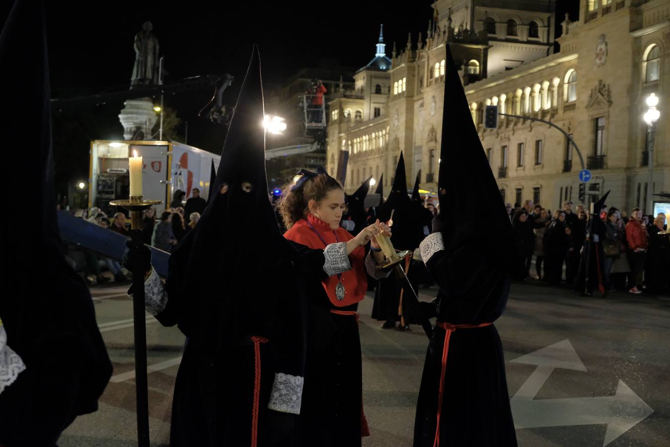 Jesús de la Esperanza y La Sagrada Cena encabezan la comitiva de 33 pasos alumbrados por las veinte hermandades de la capital