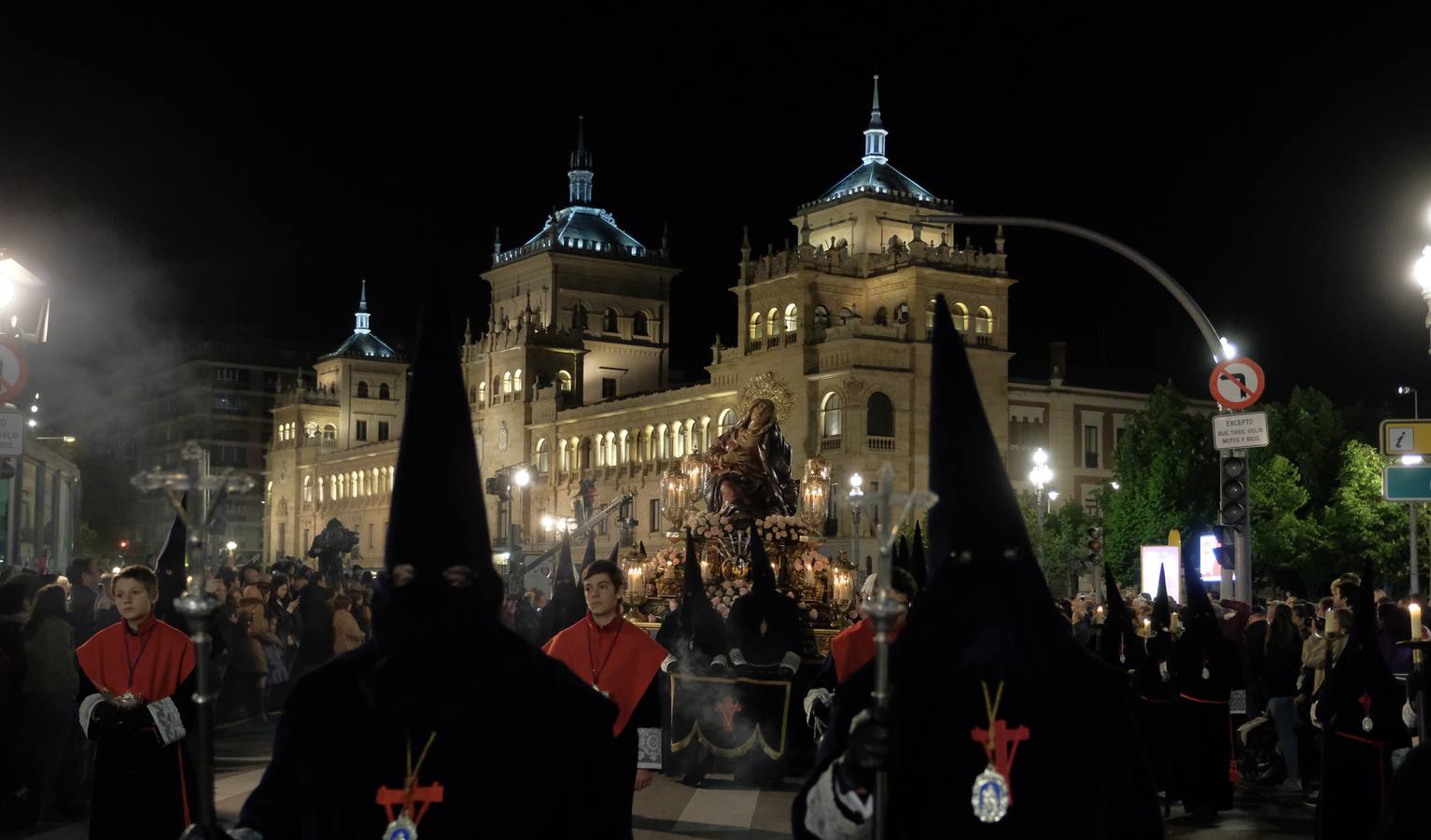 Jesús de la Esperanza y La Sagrada Cena encabezan la comitiva de 33 pasos alumbrados por las veinte hermandades de la capital