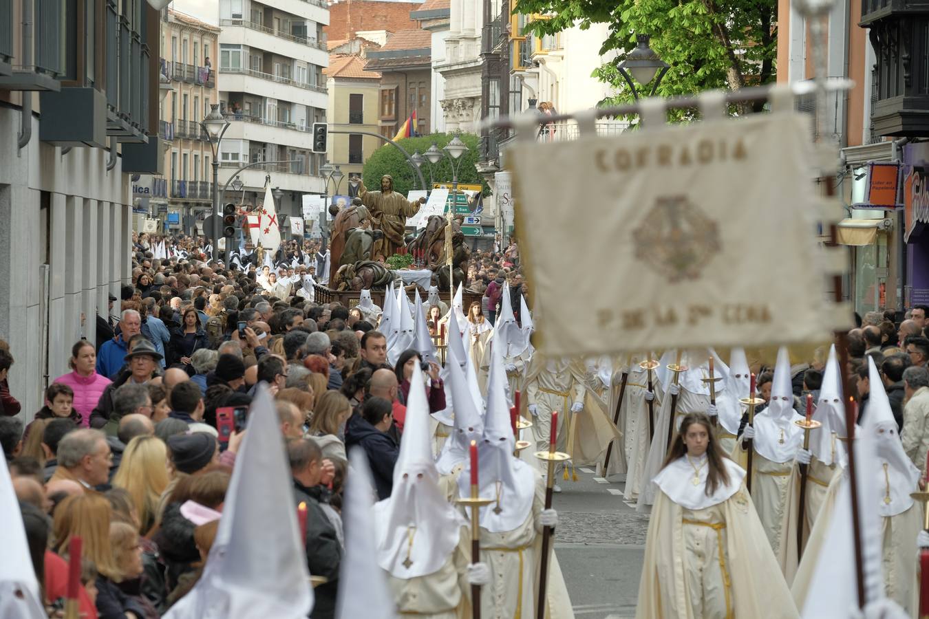 Jesús de la Esperanza y La Sagrada Cena encabezan la comitiva de 33 pasos alumbrados por las veinte hermandades de la capital