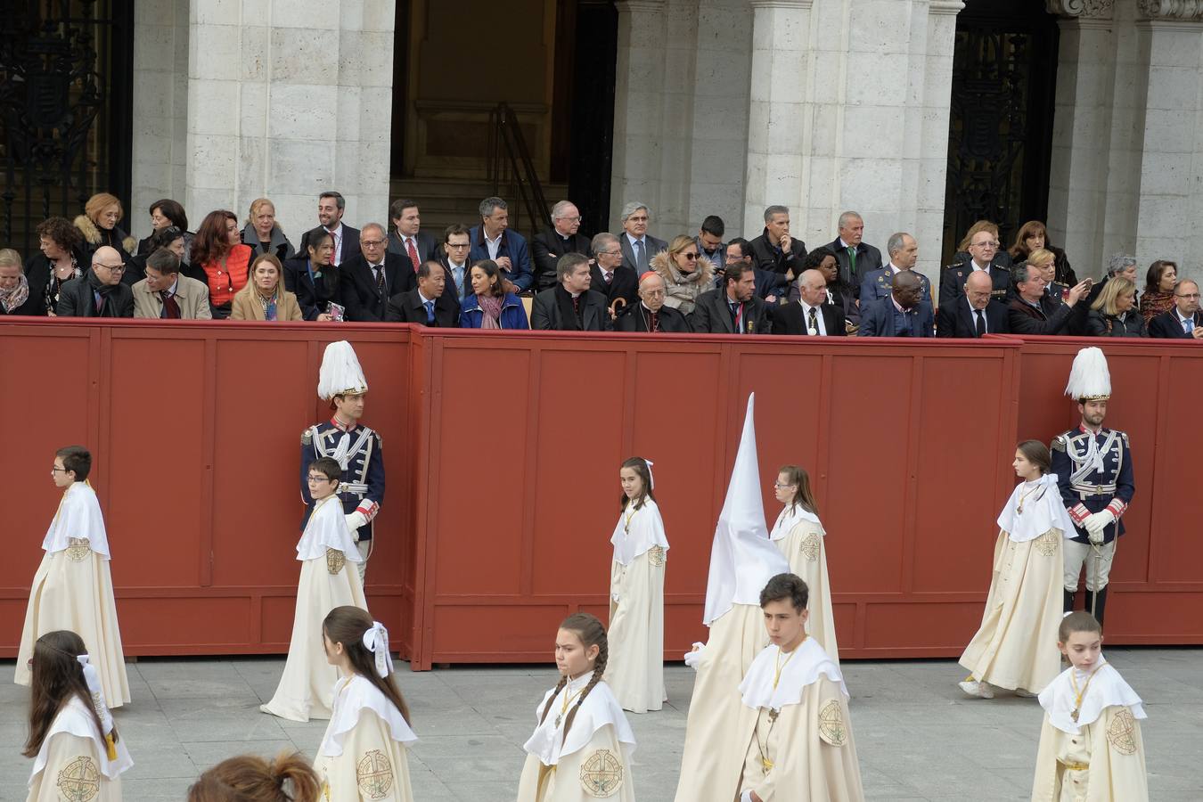 Jesús de la Esperanza y La Sagrada Cena encabezan la comitiva de 33 pasos alumbrados por las veinte hermandades de la capital