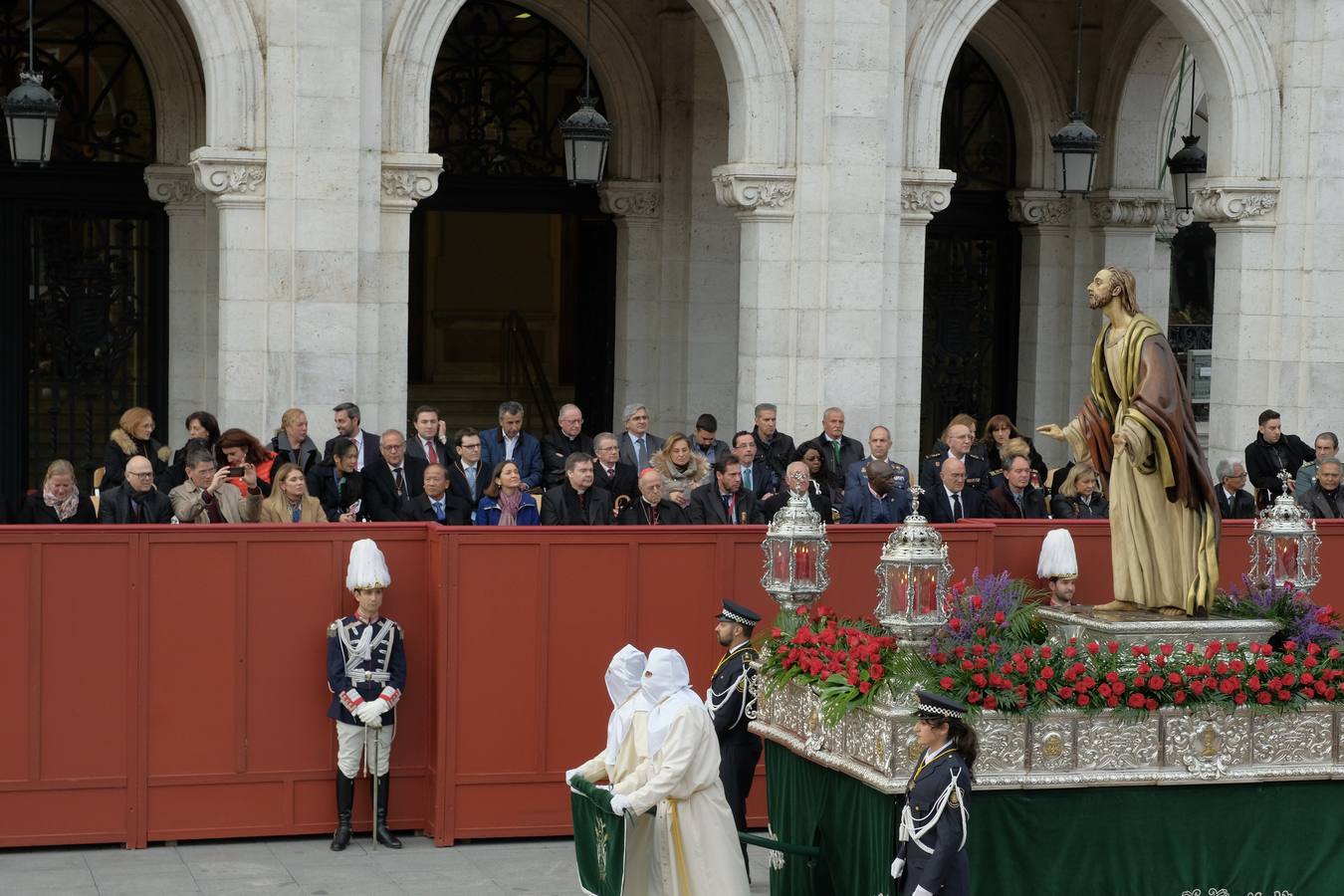 Jesús de la Esperanza y La Sagrada Cena encabezan la comitiva de 33 pasos alumbrados por las veinte hermandades de la capital