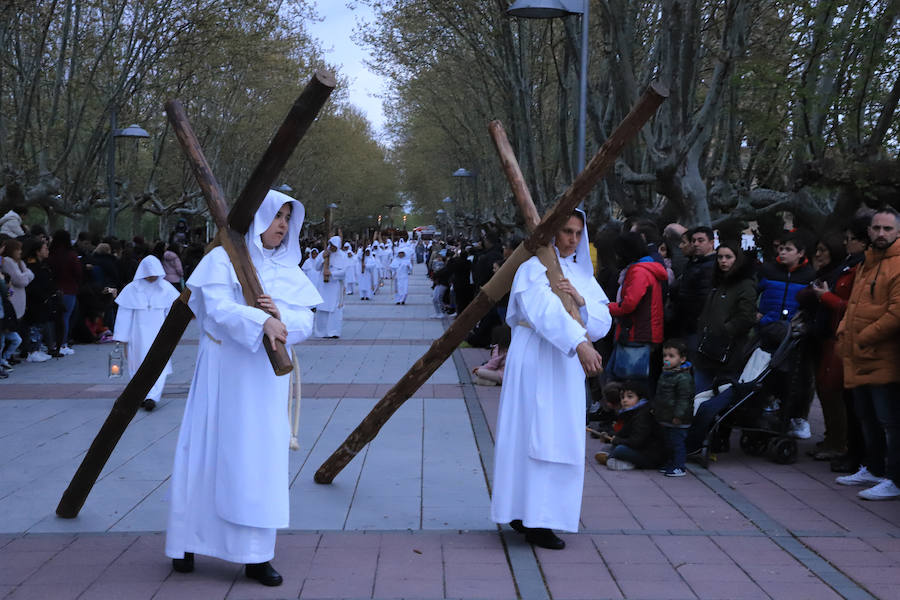 La hermandad se arriesgó a salir pese a que las previsiones meteorológicas eran adversas | Las miles de personas que presenciaban el recorrido de los cofrades desplegaron sus paraguas para protegerse de la inoportuna lluvia
