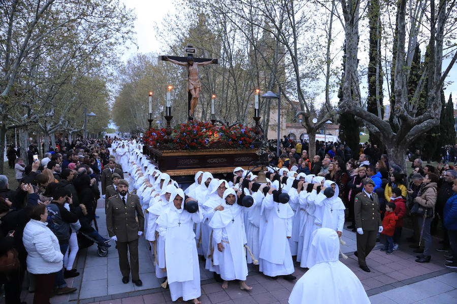 La hermandad se arriesgó a salir pese a que las previsiones meteorológicas eran adversas | Las miles de personas que presenciaban el recorrido de los cofrades desplegaron sus paraguas para protegerse de la inoportuna lluvia