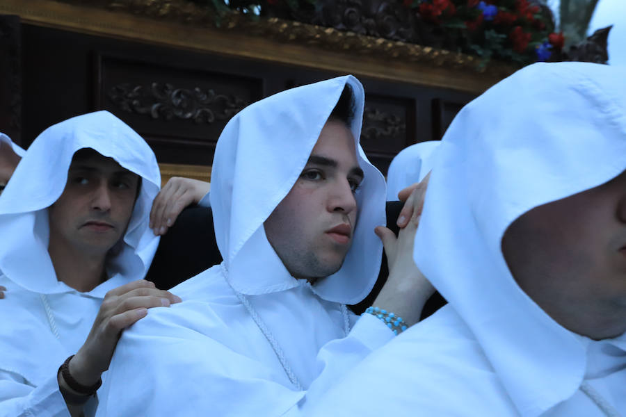 La hermandad se arriesgó a salir pese a que las previsiones meteorológicas eran adversas | Las miles de personas que presenciaban el recorrido de los cofrades desplegaron sus paraguas para protegerse de la inoportuna lluvia