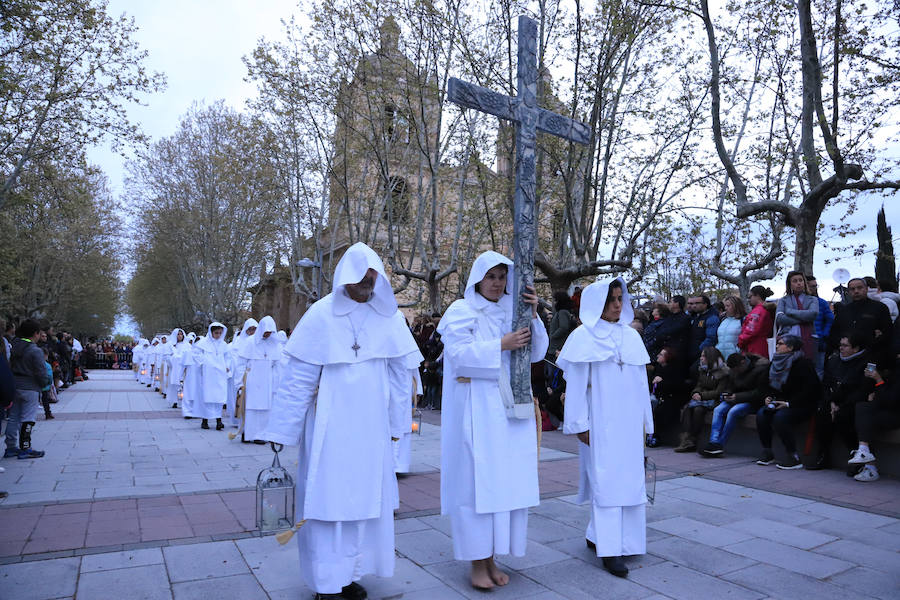 La hermandad se arriesgó a salir pese a que las previsiones meteorológicas eran adversas | Las miles de personas que presenciaban el recorrido de los cofrades desplegaron sus paraguas para protegerse de la inoportuna lluvia
