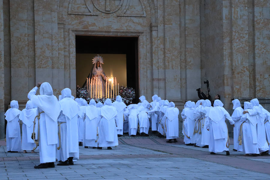 La hermandad se arriesgó a salir pese a que las previsiones meteorológicas eran adversas | Las miles de personas que presenciaban el recorrido de los cofrades desplegaron sus paraguas para protegerse de la inoportuna lluvia