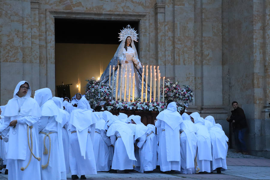 La hermandad se arriesgó a salir pese a que las previsiones meteorológicas eran adversas | Las miles de personas que presenciaban el recorrido de los cofrades desplegaron sus paraguas para protegerse de la inoportuna lluvia