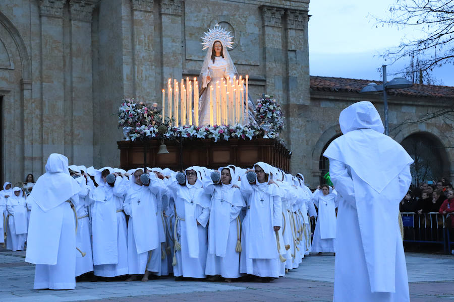 La hermandad se arriesgó a salir pese a que las previsiones meteorológicas eran adversas | Las miles de personas que presenciaban el recorrido de los cofrades desplegaron sus paraguas para protegerse de la inoportuna lluvia