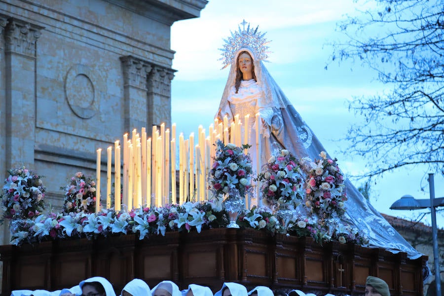 La hermandad se arriesgó a salir pese a que las previsiones meteorológicas eran adversas | Las miles de personas que presenciaban el recorrido de los cofrades desplegaron sus paraguas para protegerse de la inoportuna lluvia