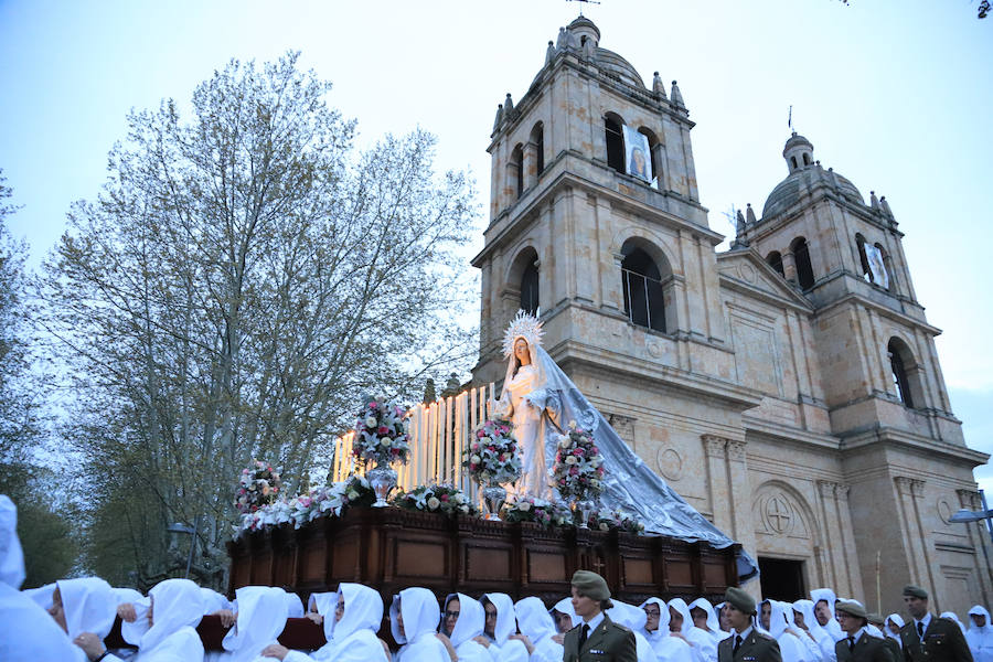 La hermandad se arriesgó a salir pese a que las previsiones meteorológicas eran adversas | Las miles de personas que presenciaban el recorrido de los cofrades desplegaron sus paraguas para protegerse de la inoportuna lluvia