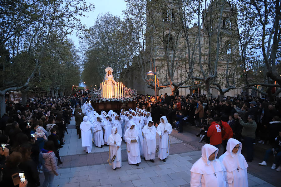 La hermandad se arriesgó a salir pese a que las previsiones meteorológicas eran adversas | Las miles de personas que presenciaban el recorrido de los cofrades desplegaron sus paraguas para protegerse de la inoportuna lluvia