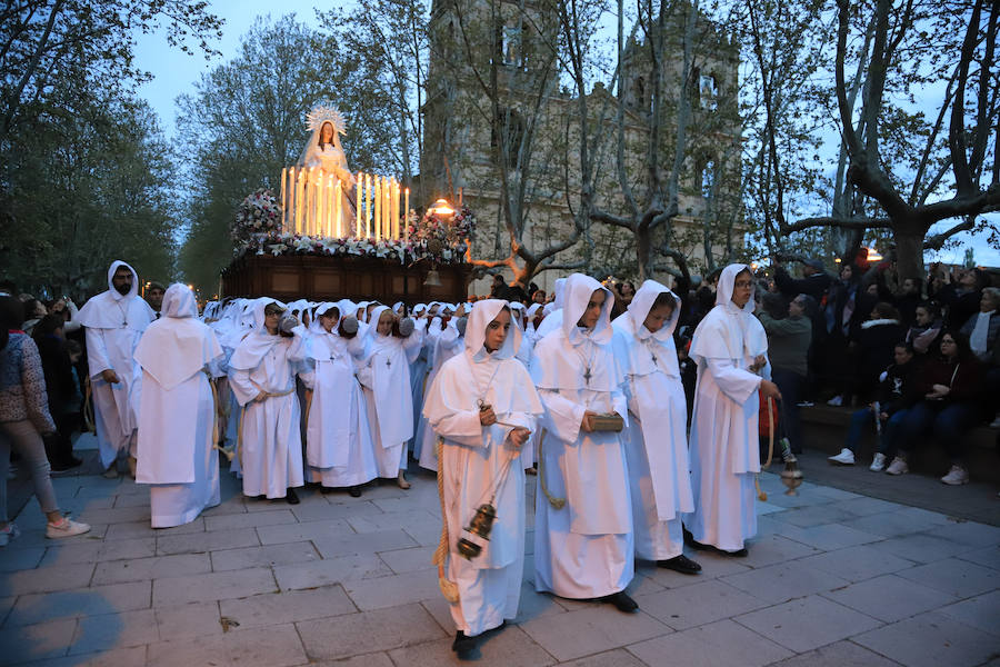 La hermandad se arriesgó a salir pese a que las previsiones meteorológicas eran adversas | Las miles de personas que presenciaban el recorrido de los cofrades desplegaron sus paraguas para protegerse de la inoportuna lluvia
