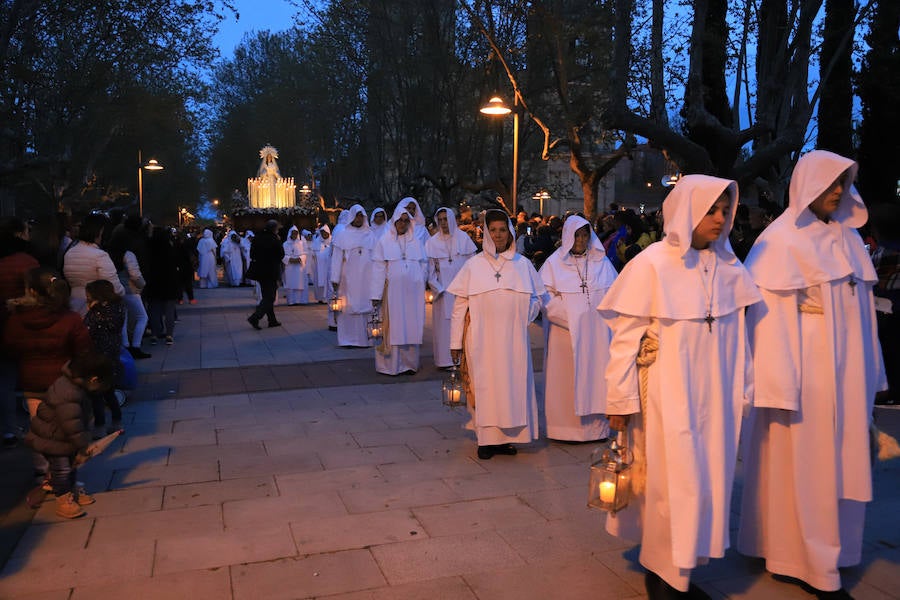 La hermandad se arriesgó a salir pese a que las previsiones meteorológicas eran adversas | Las miles de personas que presenciaban el recorrido de los cofrades desplegaron sus paraguas para protegerse de la inoportuna lluvia