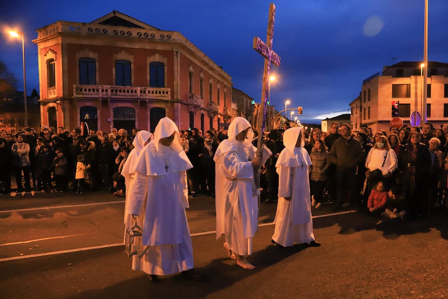 La hermandad se arriesgó a salir pese a que las previsiones meteorológicas eran adversas | Las miles de personas que presenciaban el recorrido de los cofrades desplegaron sus paraguas para protegerse de la inoportuna lluvia