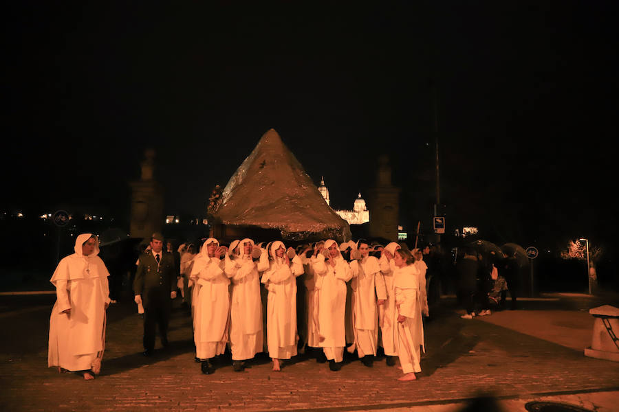 La hermandad se arriesgó a salir pese a que las previsiones meteorológicas eran adversas | Las miles de personas que presenciaban el recorrido de los cofrades desplegaron sus paraguas para protegerse de la inoportuna lluvia