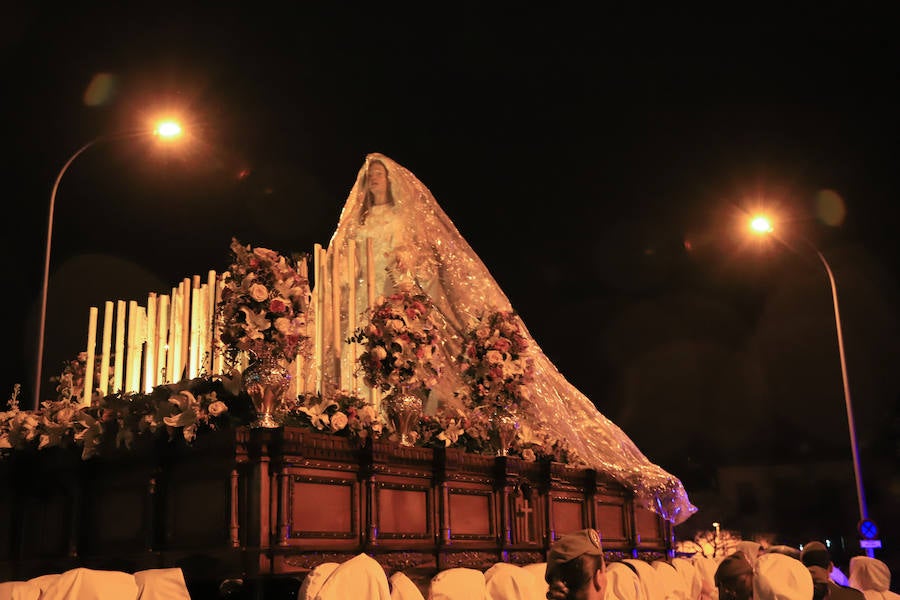 La hermandad se arriesgó a salir pese a que las previsiones meteorológicas eran adversas | Las miles de personas que presenciaban el recorrido de los cofrades desplegaron sus paraguas para protegerse de la inoportuna lluvia