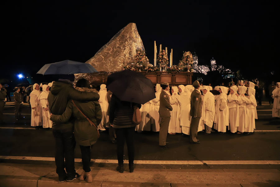 La hermandad se arriesgó a salir pese a que las previsiones meteorológicas eran adversas | Las miles de personas que presenciaban el recorrido de los cofrades desplegaron sus paraguas para protegerse de la inoportuna lluvia