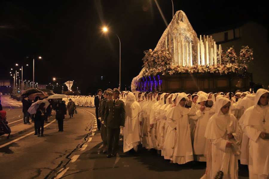 La hermandad se arriesgó a salir pese a que las previsiones meteorológicas eran adversas | Las miles de personas que presenciaban el recorrido de los cofrades desplegaron sus paraguas para protegerse de la inoportuna lluvia