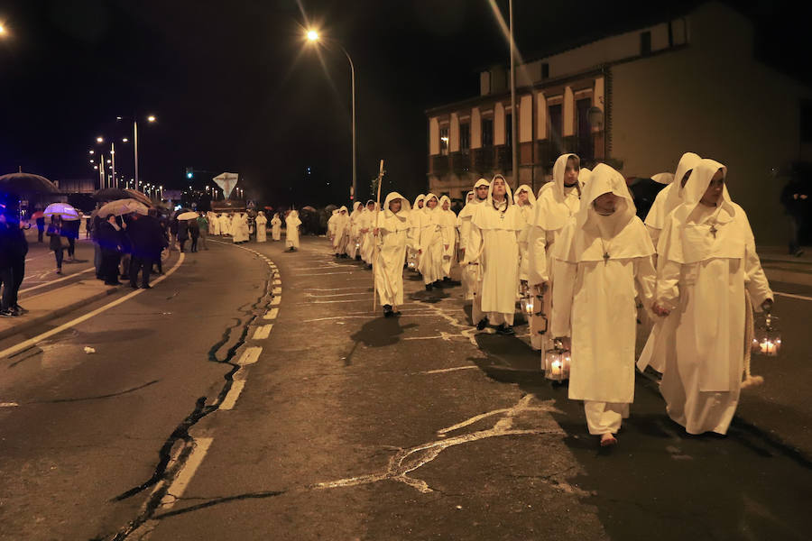 La hermandad se arriesgó a salir pese a que las previsiones meteorológicas eran adversas | Las miles de personas que presenciaban el recorrido de los cofrades desplegaron sus paraguas para protegerse de la inoportuna lluvia