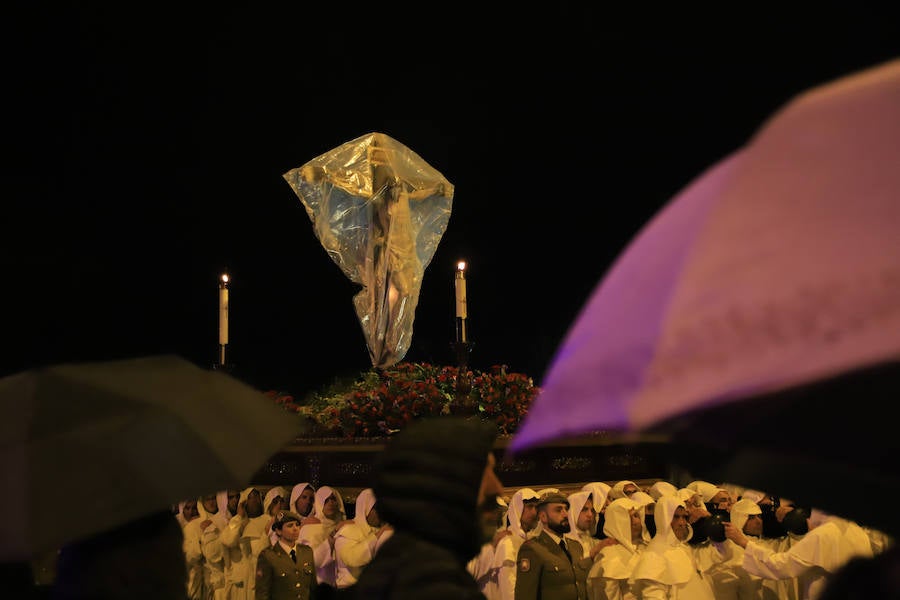 La hermandad se arriesgó a salir pese a que las previsiones meteorológicas eran adversas | Las miles de personas que presenciaban el recorrido de los cofrades desplegaron sus paraguas para protegerse de la inoportuna lluvia